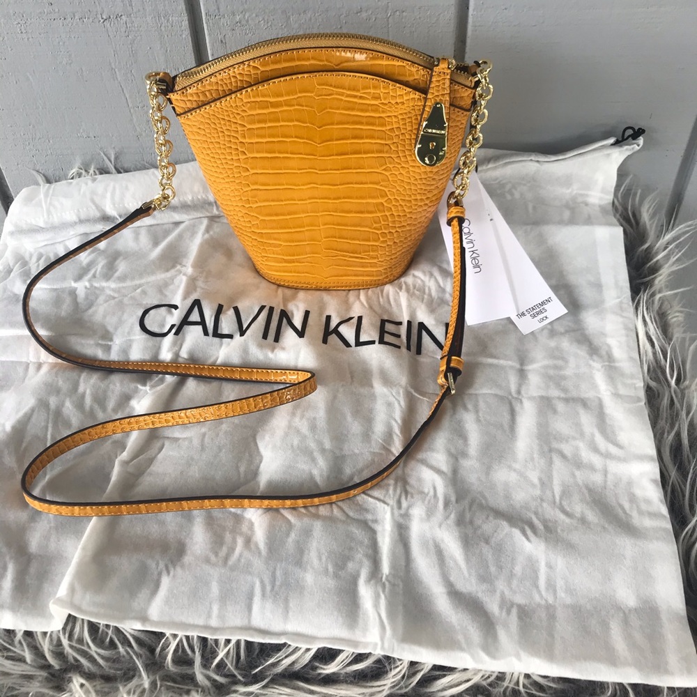 NWT Calvin Klein Lock Bucket Crossbody Bag